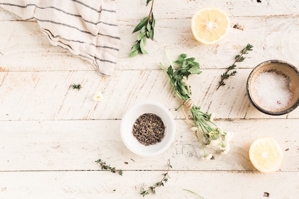 Un herboriste est un professionnel qui tient une boutique spécialisée dans la préparation et la commercialisation de plantes médicinales, ainsi que les préparations dérivées
